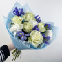 Букет из белых гвоздик, синих ирисов и белых роз фото 2